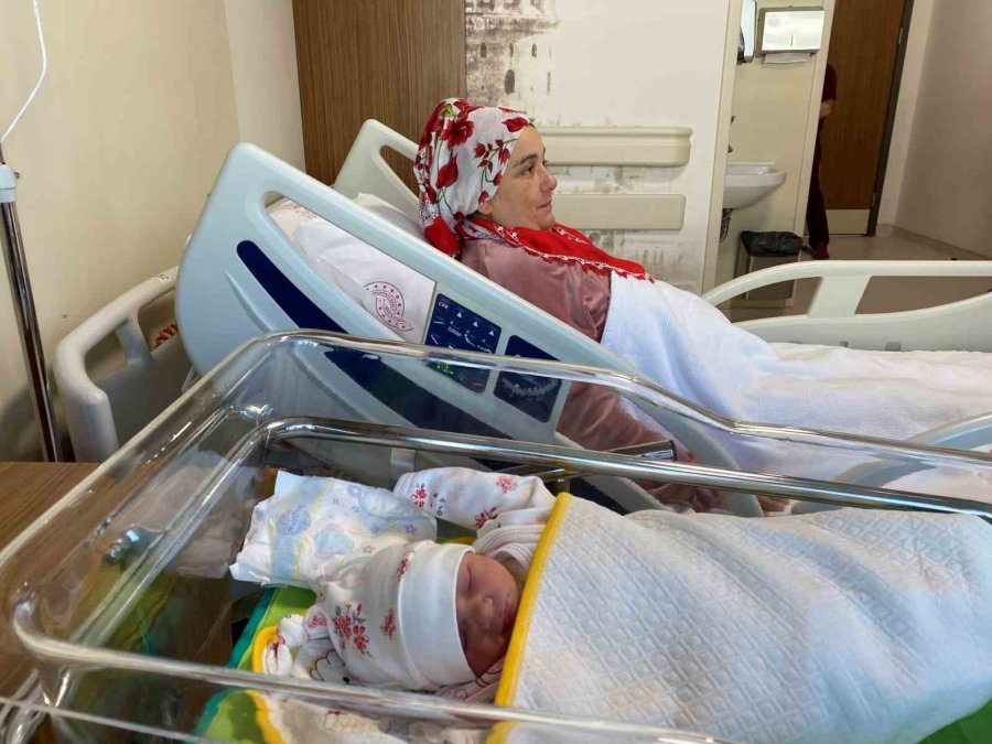 Hatay Depreminden Kaçan Hamile Kadın, "ömür" İsmini Verdiği Bebeğini İstanbul’da Kucağına Aldı