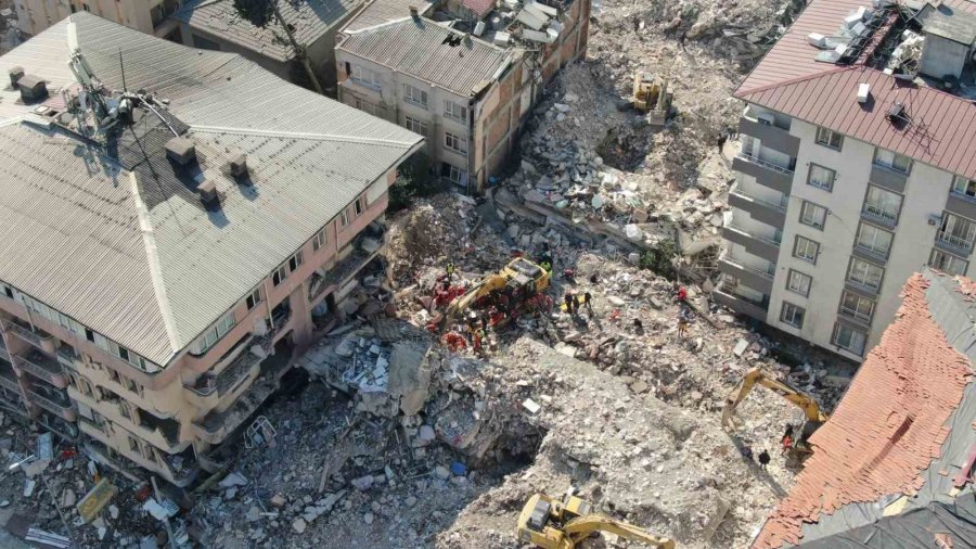 Hatay’da 55 Yaşındaki Malik Amca 156 Saat Sonra Enkazdan Kurtarıldı