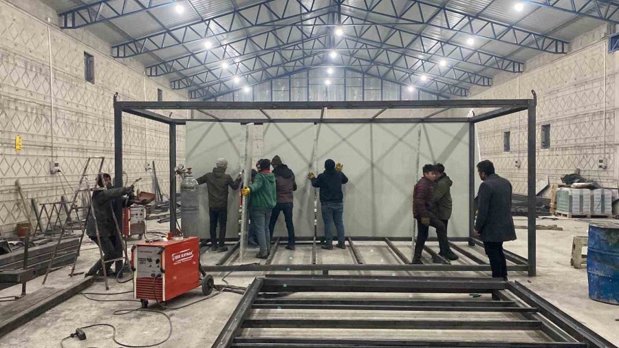 Aksaraylı Sanayi Ustaları Depremzedeler İçin Konteyner Üretiyor