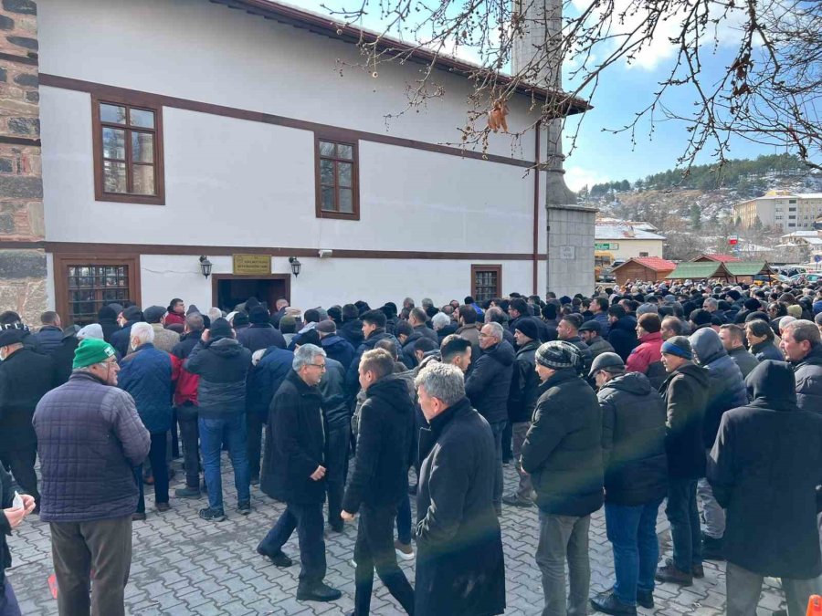 Depremde Hayatını Kaybeden Teğmen, Çocuğuyla Birlikte Son Yolculuğuna Uğurlandı