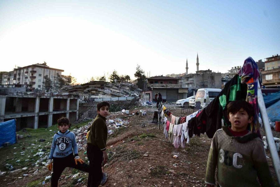 Kahramanmaraş’ta Depremin 7. Gününde Ailelerin Umutlu Bekleyişi Sürüyor