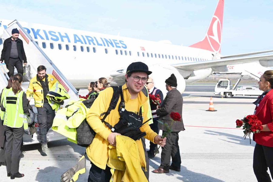 Deprem Bölgesinden Gelen Alman Kurtarma Ekipleri İstanbul Havalimanı’nda Çiçeklerle Karşılandı
