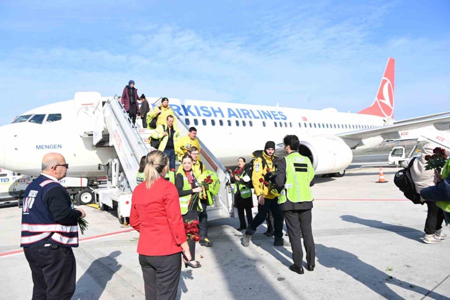 Deprem Bölgesinden Gelen Alman Kurtarma Ekipleri İstanbul Havalimanı’nda Çiçeklerle Karşılandı