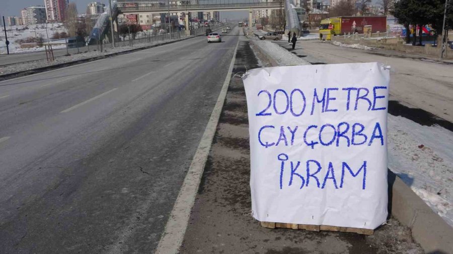 Kayseri’de Depremzedeler Sıcak Çay Ve Çorba İle Karşılanıyor