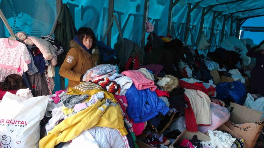 Kayseri’de Depremzedeler Sıcak Çay Ve Çorba İle Karşılanıyor