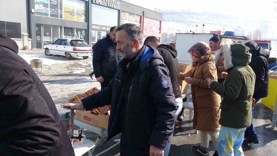Kayseri’de Depremzedeler Sıcak Çay Ve Çorba İle Karşılanıyor