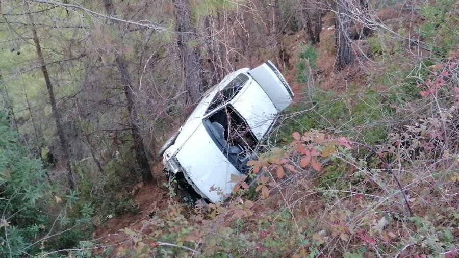 Depremzedelerin İçerisinde Bulunduğu Otomobil Şarampole Yuvarlandı: 3 Yaralı
