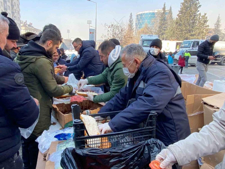 Başkan Büyükkılıç, Başkanlarla Birlikte Deprem Bölgesinde Yaraları Sarıyor