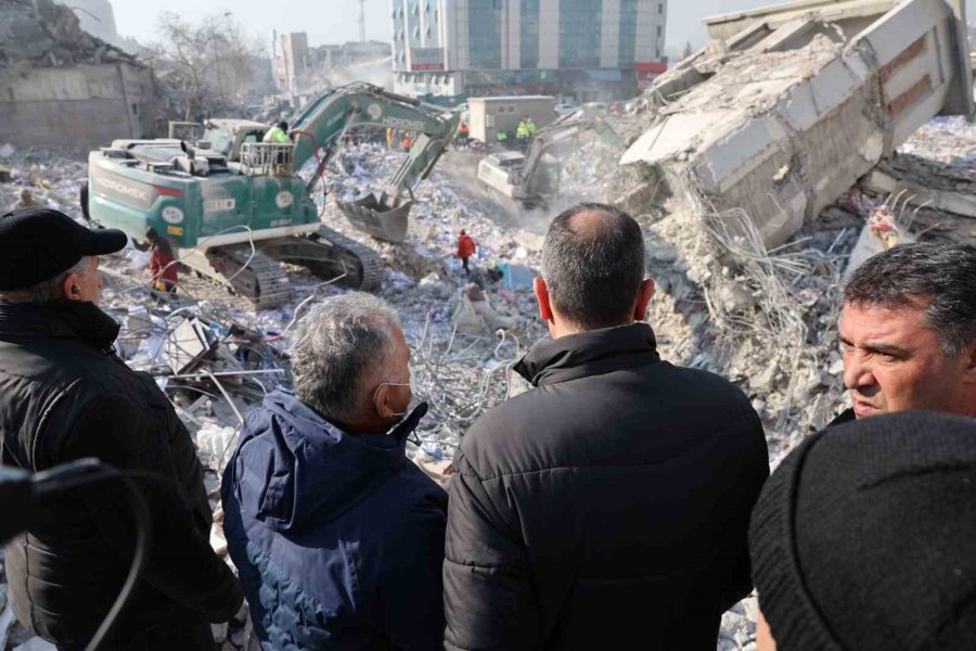 Başkan Büyükkılıç, Başkanlarla Birlikte Deprem Bölgesinde Yaraları Sarıyor