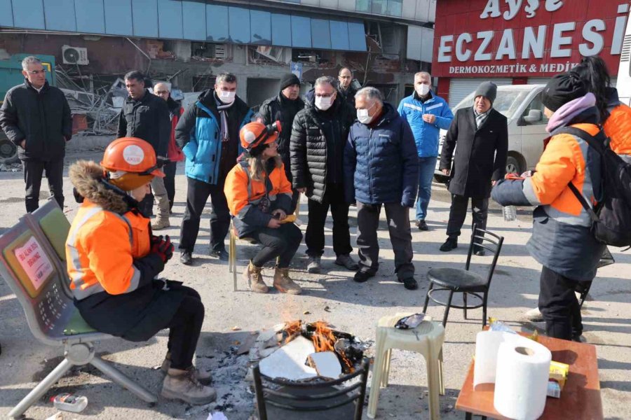 Başkan Büyükkılıç, Başkanlarla Birlikte Deprem Bölgesinde Yaraları Sarıyor