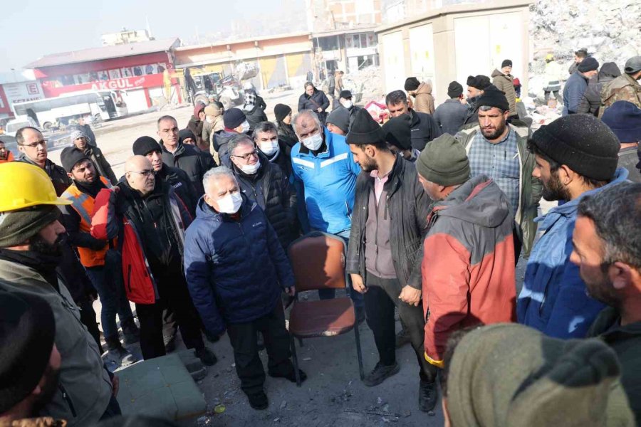 Başkan Büyükkılıç, Başkanlarla Birlikte Deprem Bölgesinde Yaraları Sarıyor