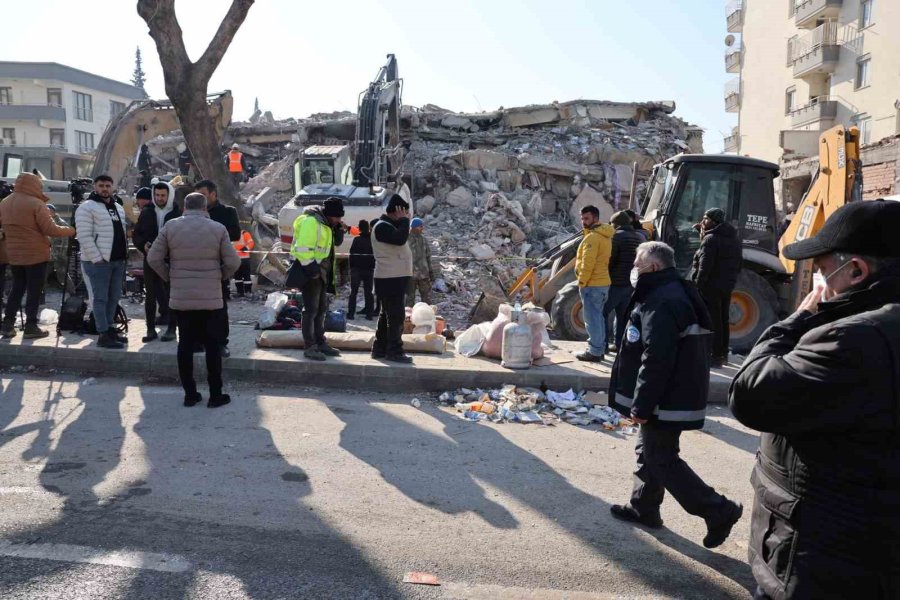 Başkan Büyükkılıç, Başkanlarla Birlikte Deprem Bölgesinde Yaraları Sarıyor