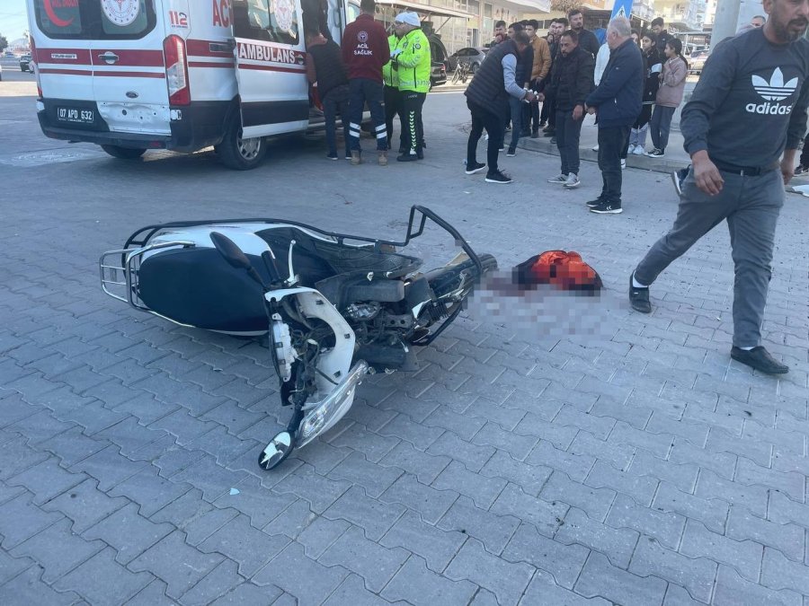 Hafif Ticari Araçla Motosikletin Çarpıştığı Kazada 2 Kişi Ağır Yaralandı