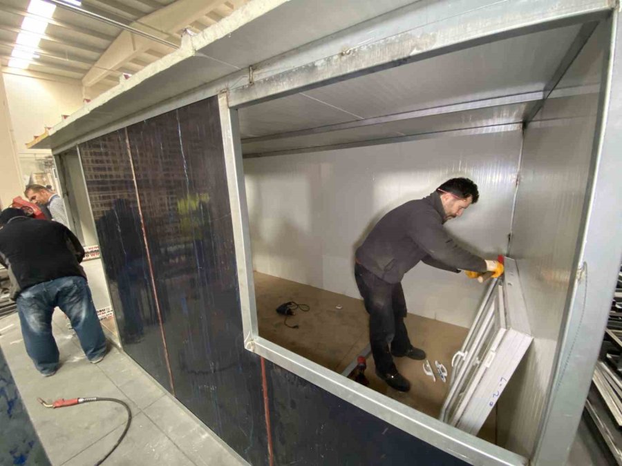 Farklı Sektörlerden Sanayi Ustaları Toplandı, Depremzedelere Konteyner Üretiyor