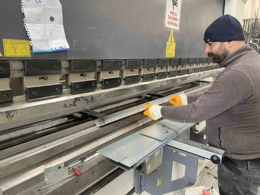 Farklı Sektörlerden Sanayi Ustaları Toplandı, Depremzedelere Konteyner Üretiyor