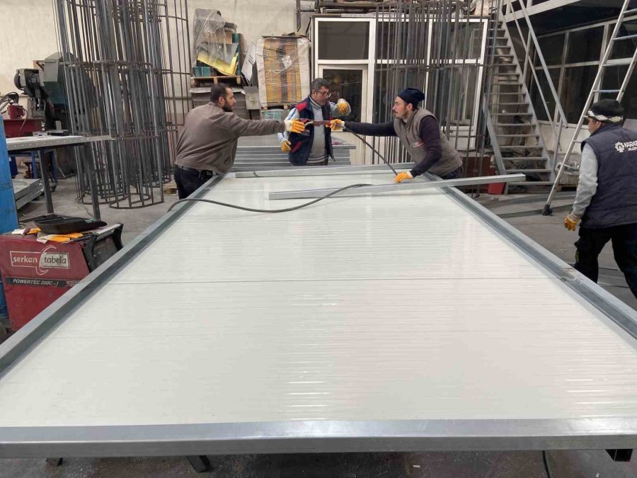 Farklı Sektörlerden Sanayi Ustaları Toplandı, Depremzedelere Konteyner Üretiyor