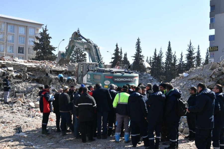 Melikgazi Ekibi Enkaz Altından 20 Vatandaşı Kurtardı