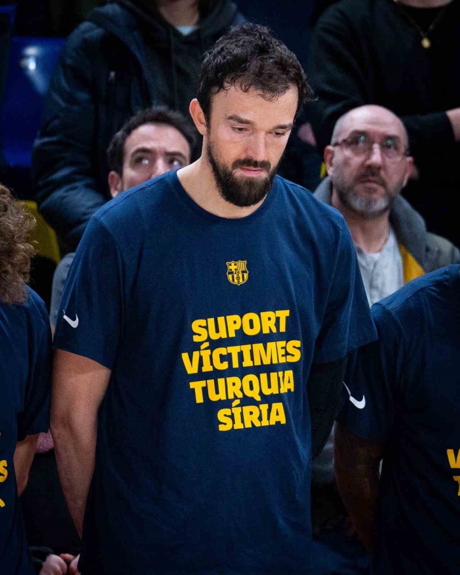 Barcelona, ’türkiye Ve Suriye’deki Depremzedelere Destek Verin’ Yazılı Tişörtlerle Parkeye Çıktı