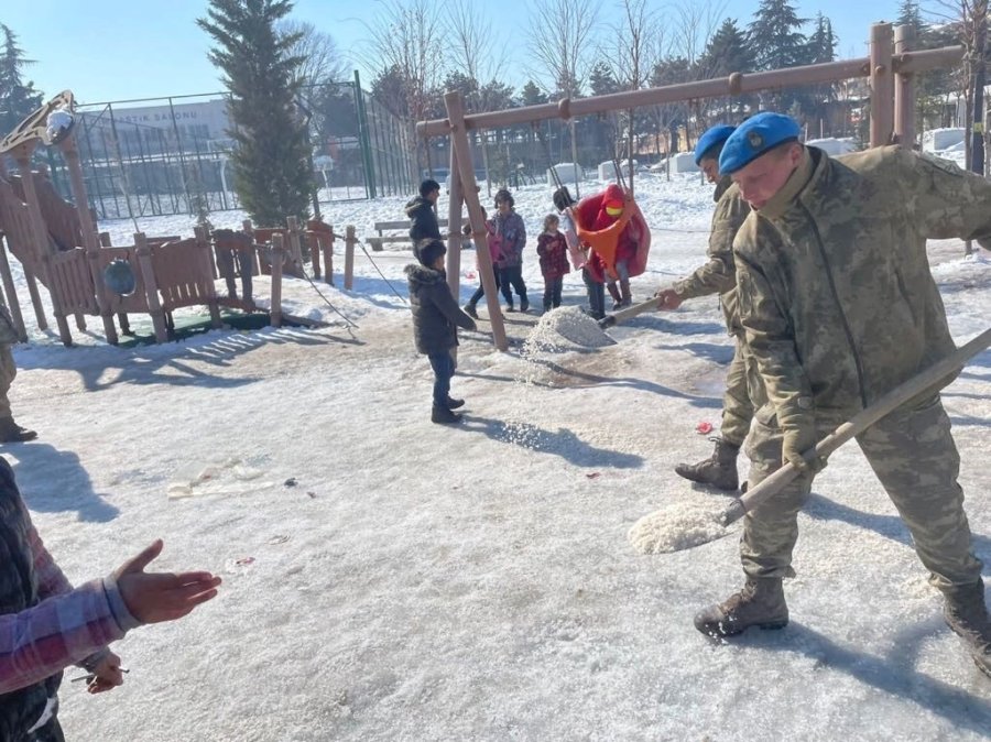 41’inci Komando Tugay Komutanlığı Yardım Faaliyetlerine Devam Ediyor