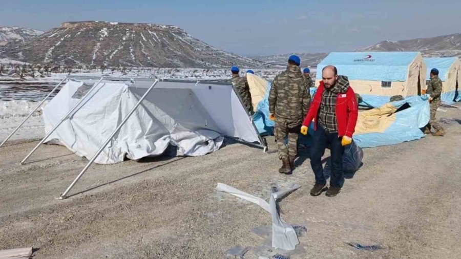 Mehmetçik Depremin İlk Gününden Bu Yana Çadır Kurmaya Devam Ediyor