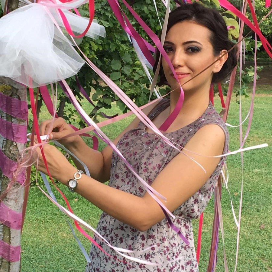 Depremde Hayatını Kaybeden Özlem Öğretmen Ve 5 Yaşındaki Kızı Toprağa Verildi