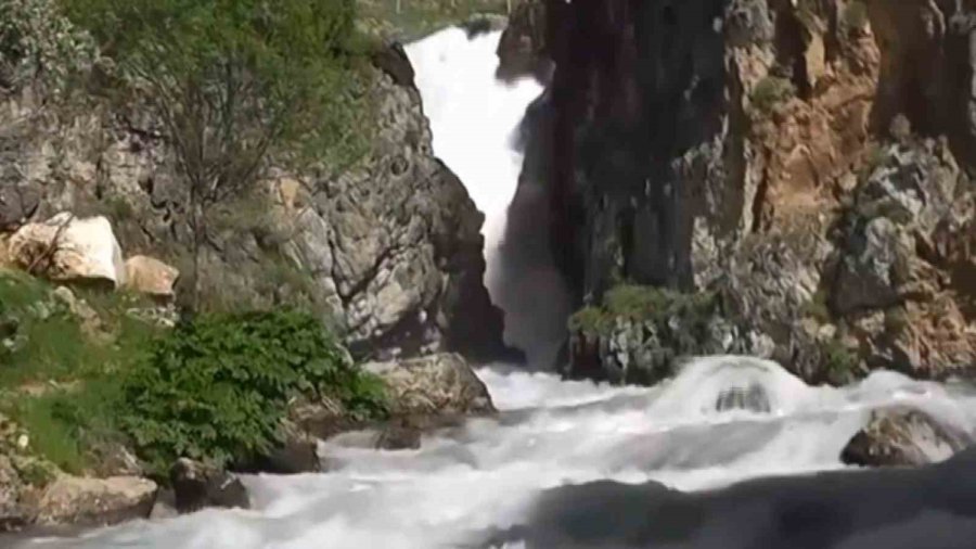 Deprem Sonrasında Şelalenin Suyu Kesildi