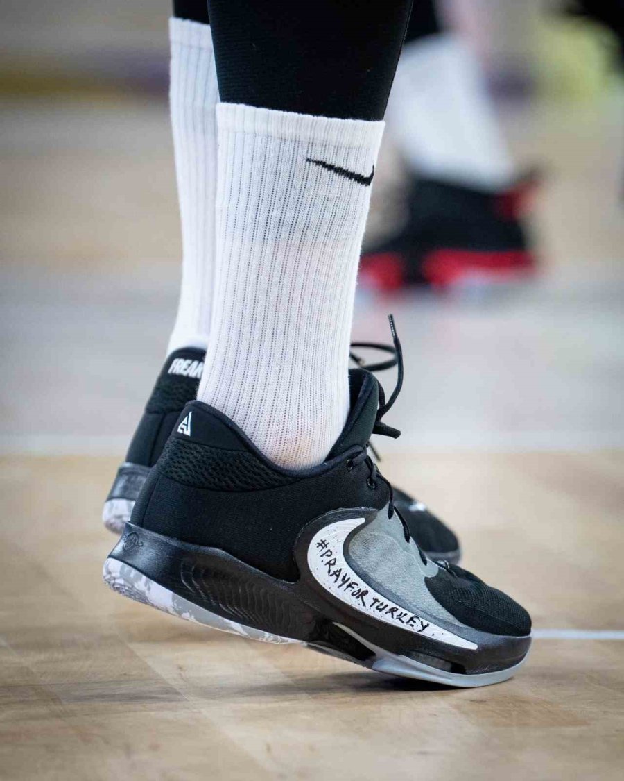 Barcelona, ’türkiye Ve Suriye’deki Depremzedelere Destek Verin’ Yazılı Tişörtlerle Parkeye Çıktı