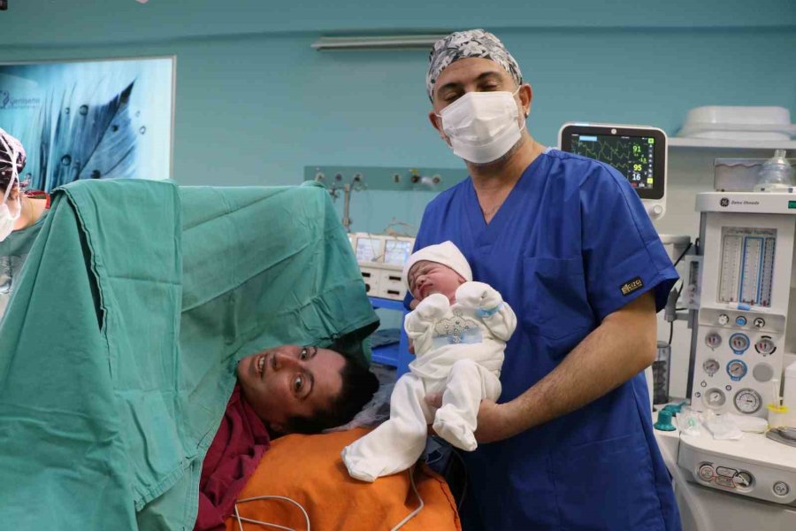 Enkazdan Çıkan Çift 4 Yıldır Bekledikleri Bebeklerine Mersin’de Kavuştu