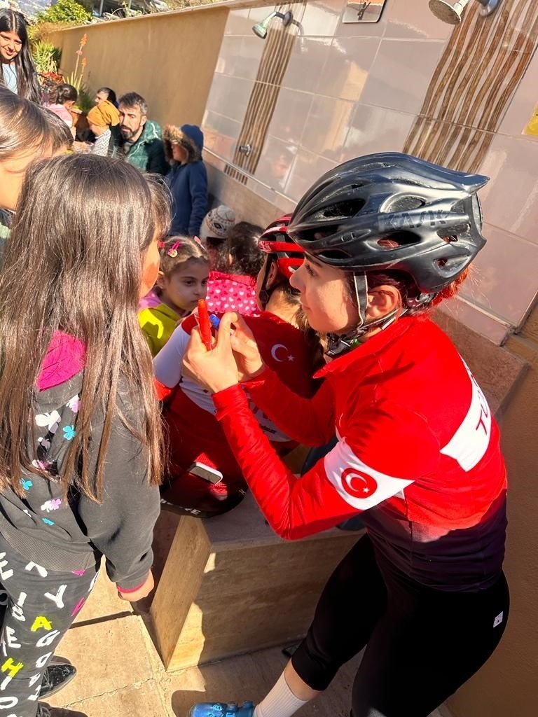 Dağ Bisikleti Milli Takımı’ndan Depremzede Çocuklara Moral Etkinliği