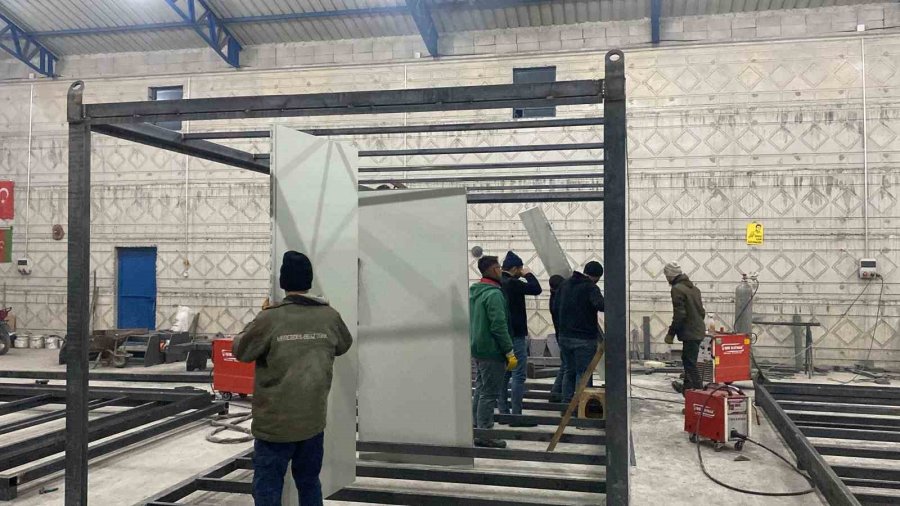 Aksaraylı Sanayi Ustaları Depremzedeler İçin Konteyner Üretiyor