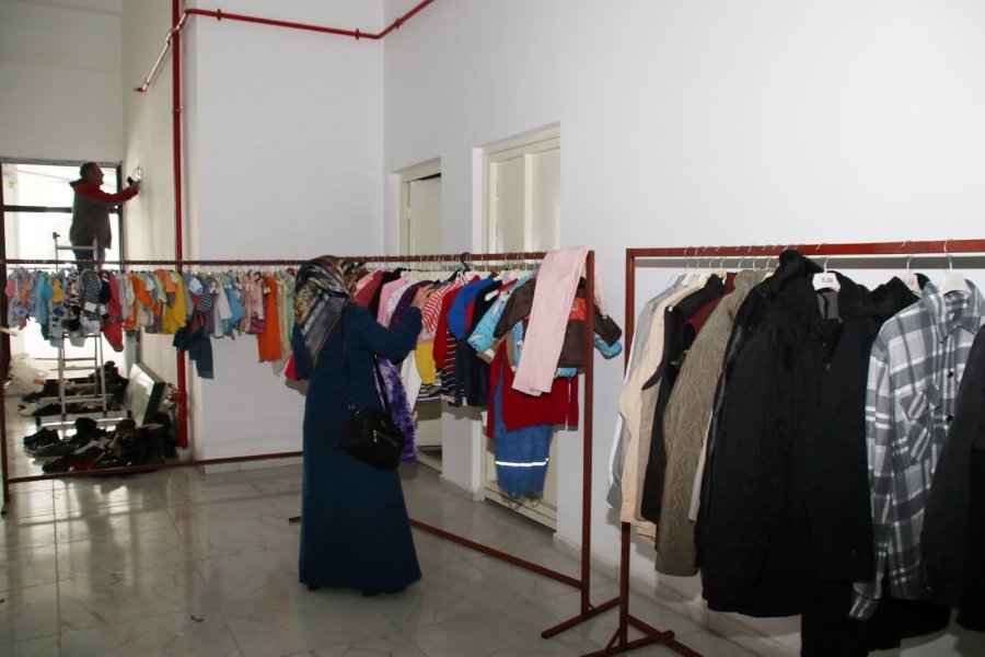 Akşehir’de Depremzedeler İçin Ücretsiz Giyim Mağazası Açıldı