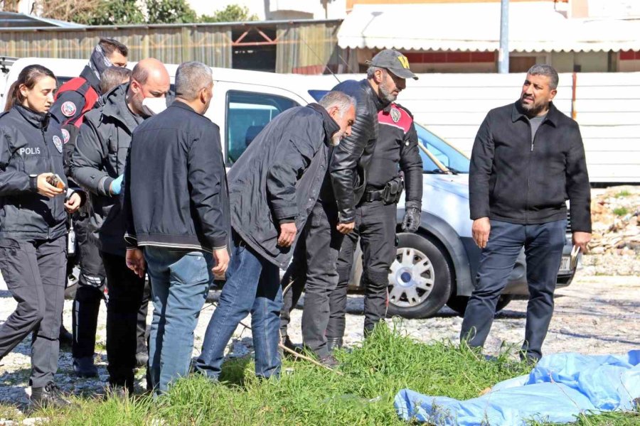 Antalya’da Boş Arazide Erkek Cesedi Bulundu