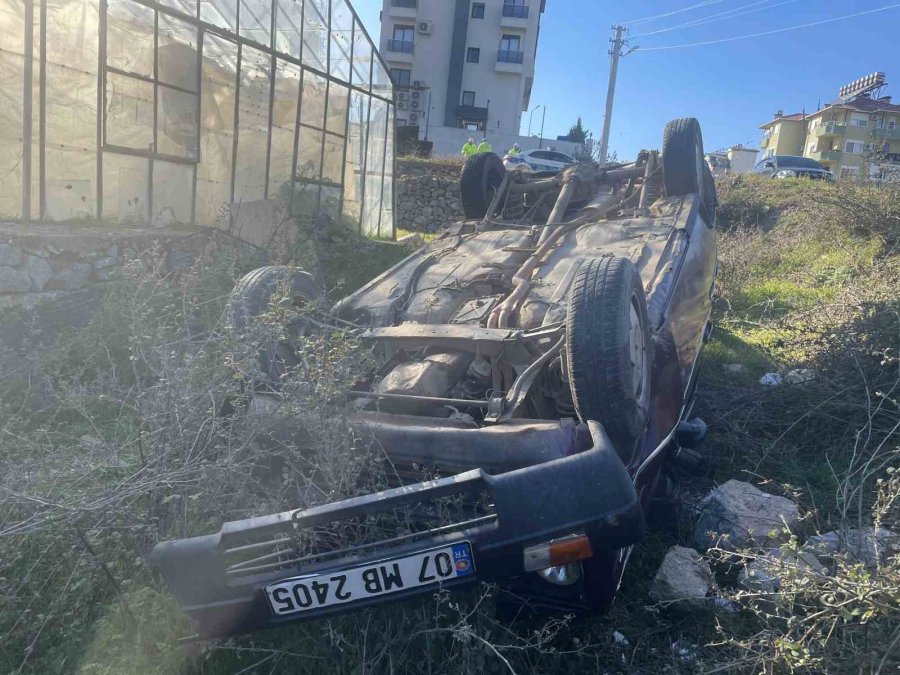 Gazipaşa’da Kontrolden Çıkan Otomobil Şarampole Uçtu: 2 Yaralı