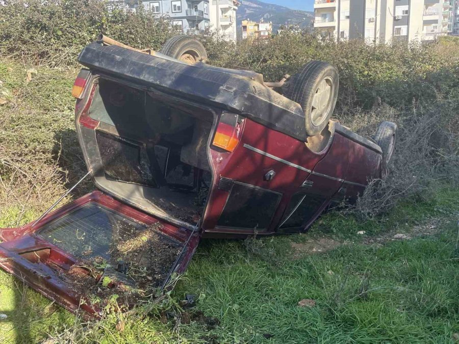 Gazipaşa’da Kontrolden Çıkan Otomobil Şarampole Uçtu: 2 Yaralı