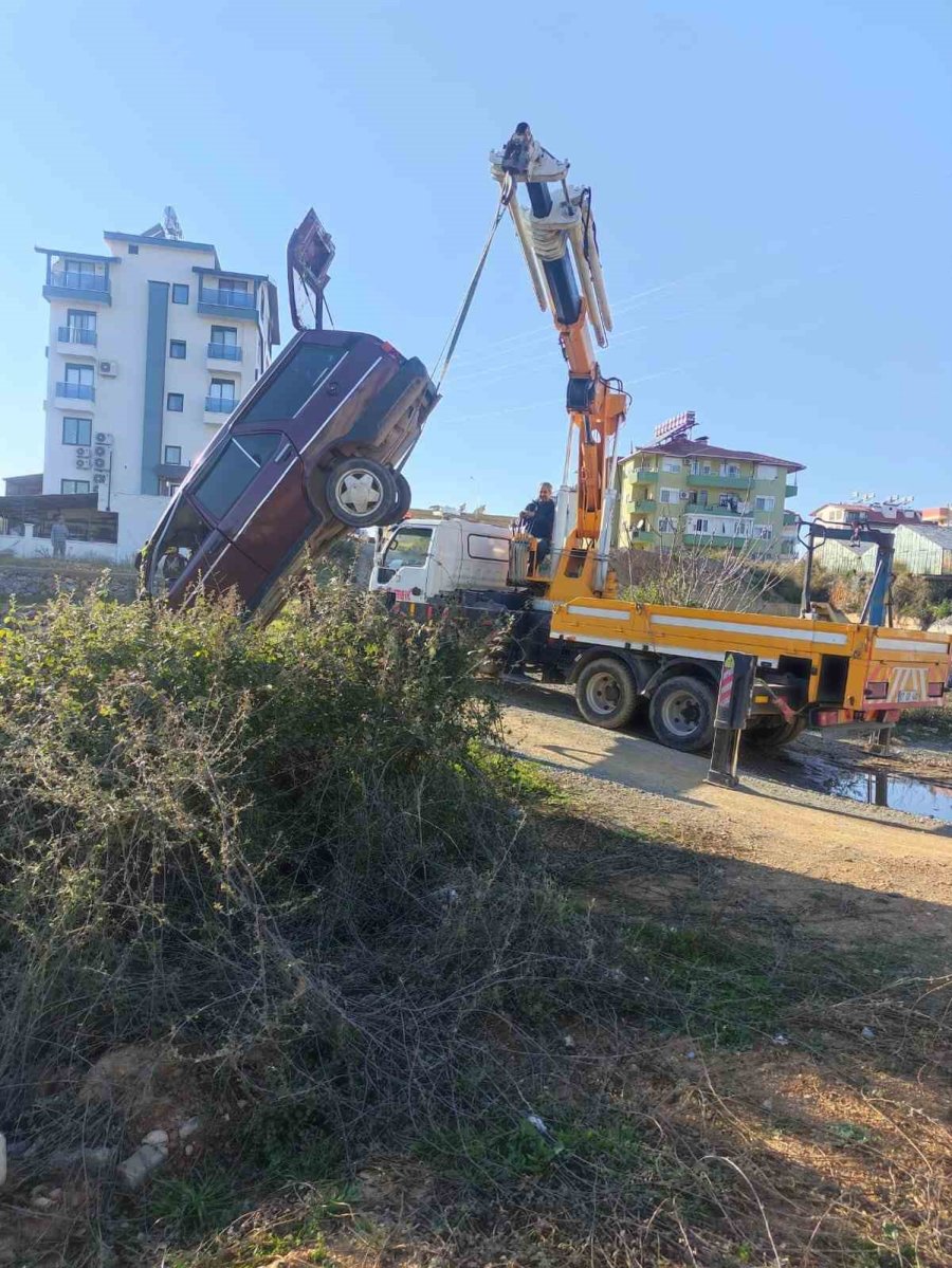 Gazipaşa’da Kontrolden Çıkan Otomobil Şarampole Uçtu: 2 Yaralı