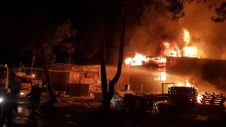 Antalya’da İki İş Yerindeki Yangın Geceyi Aydınlattı
