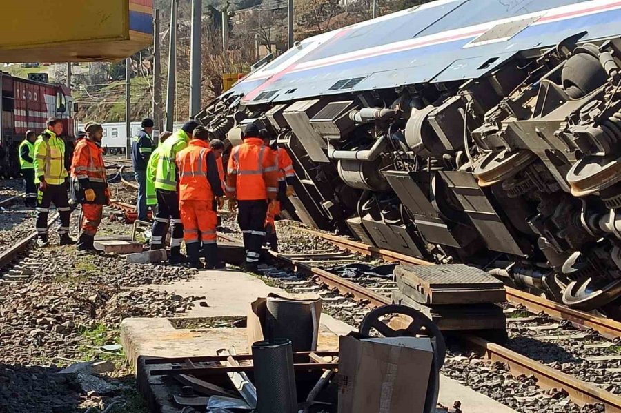 Şiddetli Deprem Tren Vagonlarını Devirdi, Rayları Tahrip Etti