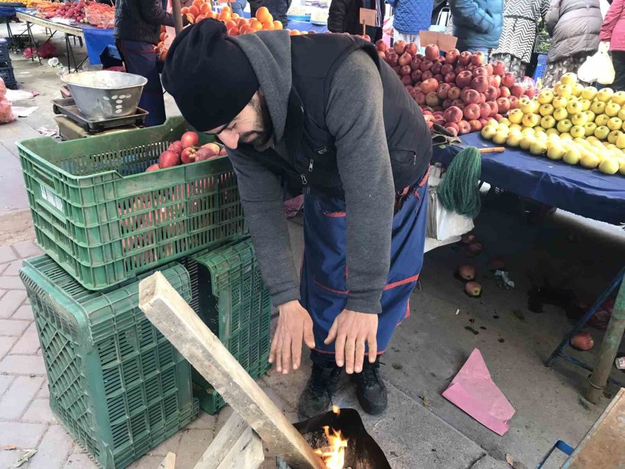 Pazar Esnafı Isınabilmek İçin Ateş Yakıyor