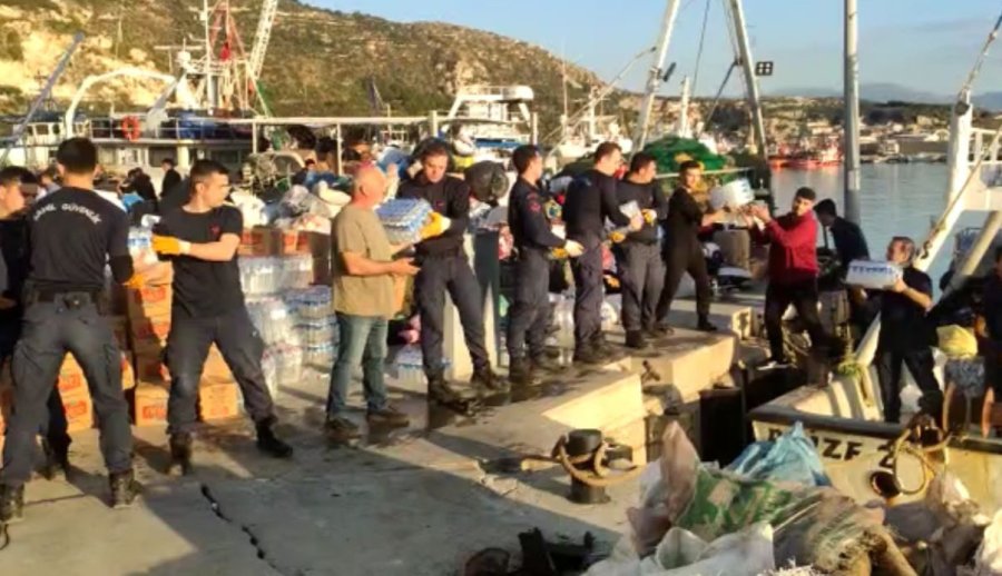Balıkçılar, Fırtınaya Rağmen Yardımları Deprem Bölgesine Ulaştırdı