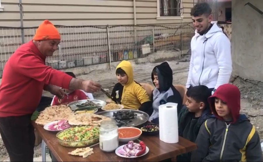Balıkçılar, Fırtınaya Rağmen Yardımları Deprem Bölgesine Ulaştırdı