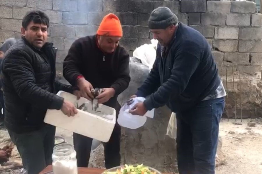 Balıkçılar, Fırtınaya Rağmen Yardımları Deprem Bölgesine Ulaştırdı