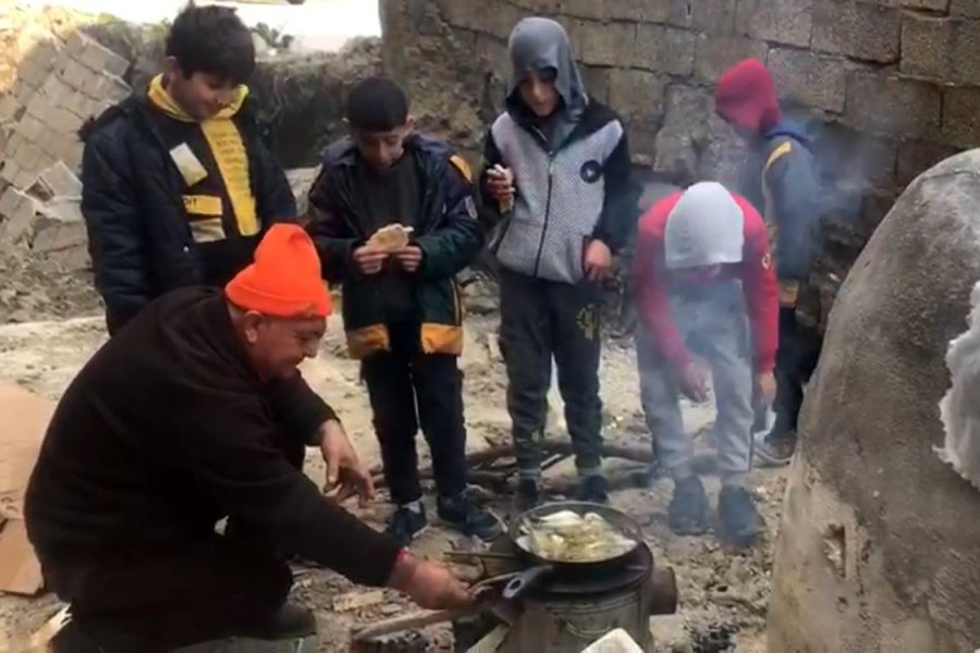 Balıkçılar, Fırtınaya Rağmen Yardımları Deprem Bölgesine Ulaştırdı