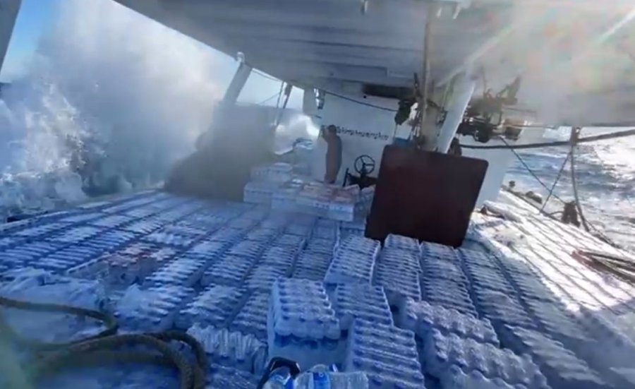 Balıkçılar, Fırtınaya Rağmen Yardımları Deprem Bölgesine Ulaştırdı