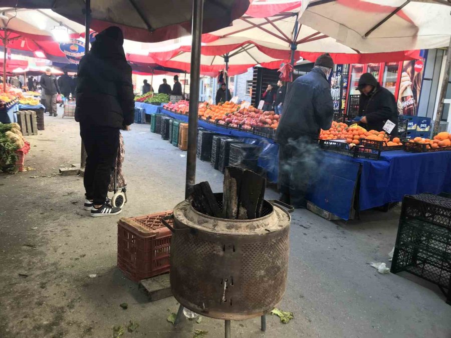 Pazar Esnafı Isınabilmek İçin Ateş Yakıyor