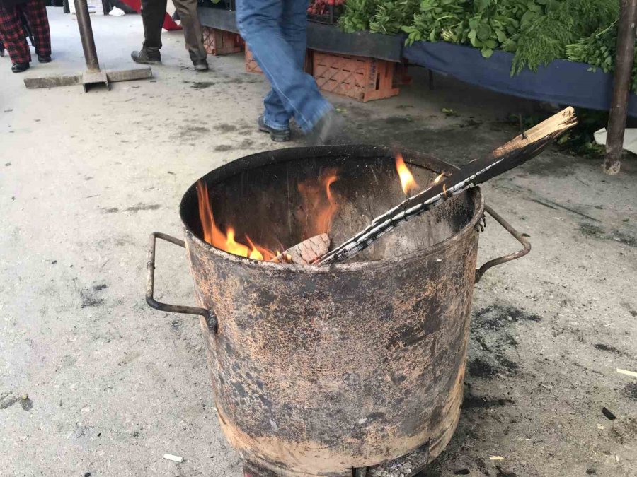 Pazar Esnafı Isınabilmek İçin Ateş Yakıyor