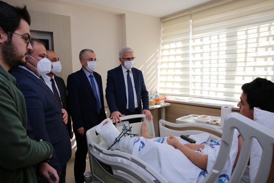 Esogü Yönetiminden Deprem Bölgesinden Sevk Edilen Yaralılara Ziyaret