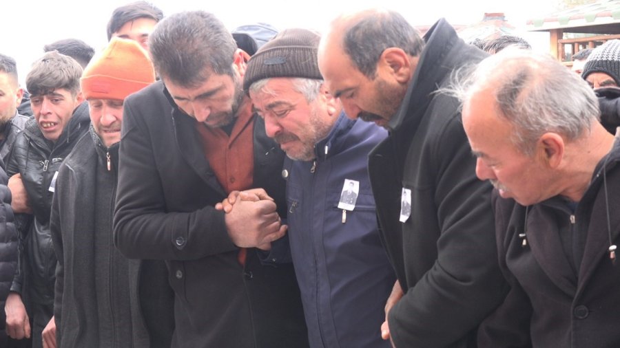 Depremde Hayatını Kaybeden Aksaraylı Uzman Çavuş Ve Ailesi Toprağa Verildi