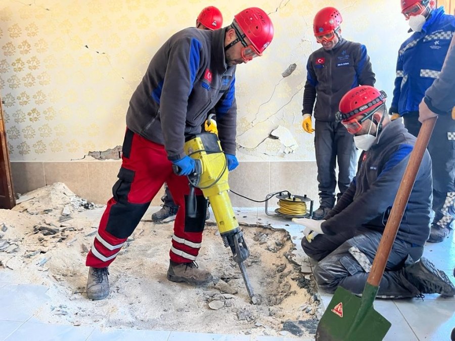 Hatay’da Enkaz Altında Kalan İnek Kurtarıldı