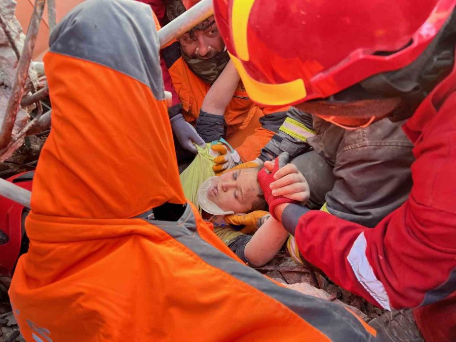 Hatay’dan 182’nci Saatte Güzel Haber:13 Yaşındaki Kaan Sağ Çıkarıldı