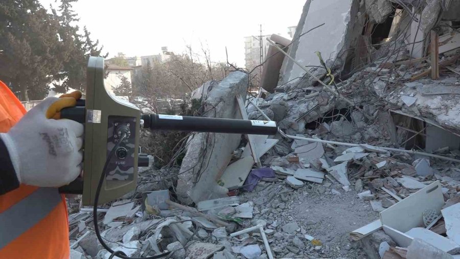 Enkaz Altında Olan Canlıları Termal Dedektör İle Tespit Ediyorlar